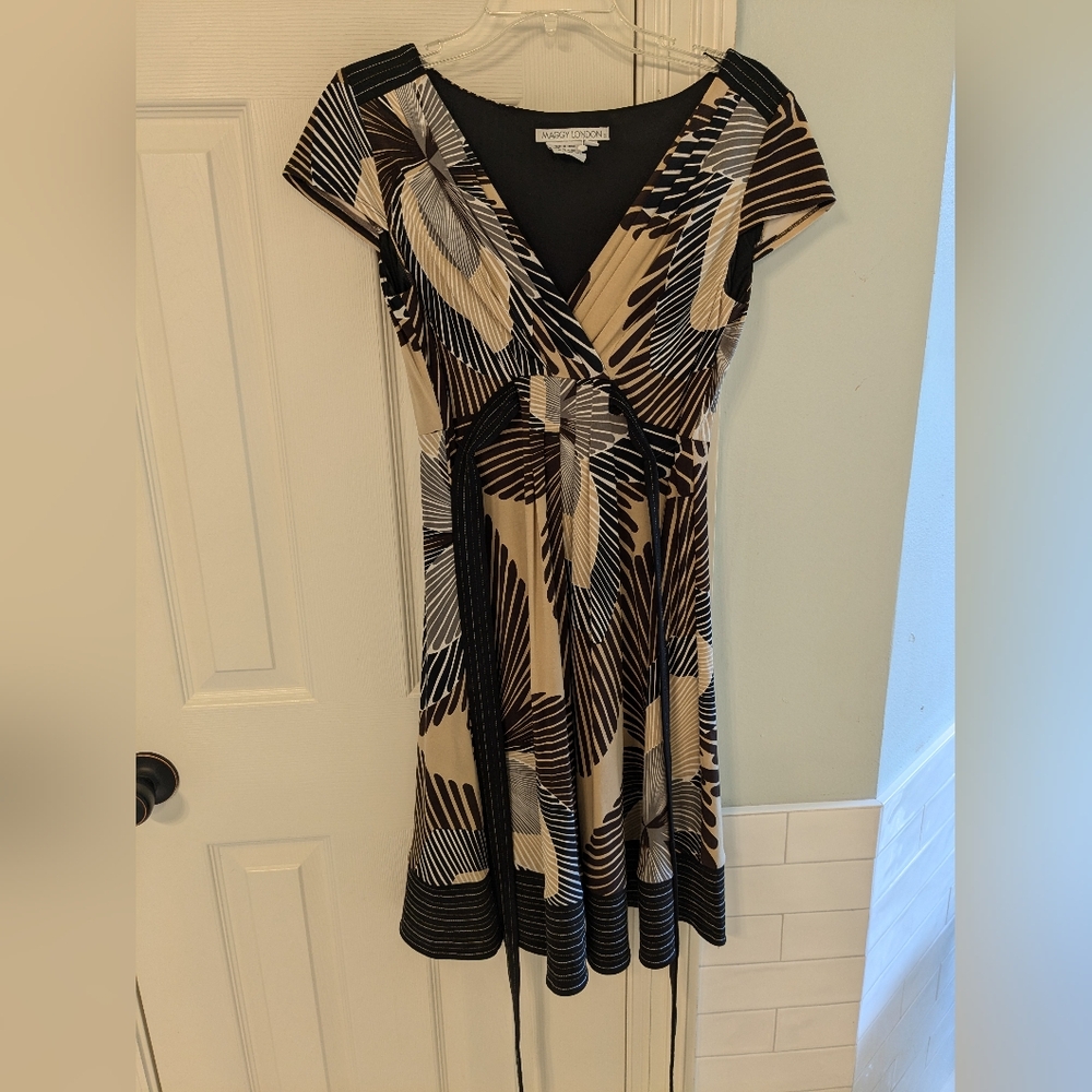 MAGGY LONDON Brown Leaf Pattern Tie Waist Cap Sleeve Dress Womens Size 8